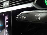 居眠り運転やわき見運転など、万が一車両が道路白線をはみだしそうになると、車がハンドルを自動修正してくれるアウディレーンアシストが装備されております。