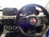 レザーのハンドルで、握るとフィットして運転が快適!