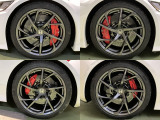 鋳造に比べ高強度かつ軽量な鍛造のアルミホイール、ペインテッドタイプ。Brembo製アルミモノブロック高性能ブレーキシステム。ブレーキローターはカーボンセラミック製で優れた制動力を発揮しバネ下重量を削減
