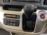 CVT車のセレクトレバーです。低速から高速まで、変速ショックのないスムーズな走りを実現するとともに、エンジン効率のよい領域を維持することで燃費にも貢献します。