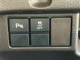 パーキングセンサーもついておりますので駐車などが苦手な方も安心して運転が可能です。