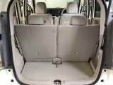 開口部も広く荷物の積み下ろしもしやすいお車となっております。シートを前方にスライドさせれば、さらに荷室を広げられます。また、床下にも収納スペースがあります。