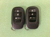 スマートキーを装備しています。鍵を差し込むことなくドアロックの開け閉めと、スタートボタン操作でのエンジンスタートができます。ボタン操作でトランクが開けられる電動テールゲートのボタンもついています。