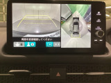 マルチビューカメラシステム搭載車です。お車の周囲を全方位でカバーします。後方・前方・両脇と、コンディションが悪い視界でもカラーモニターに映し出した映像がドライバーをサポートします。