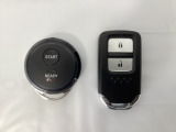 スマートキーを装備しています。鍵を差し込むことなくドアロックの開け閉めと、スタートボタン操作でのエンジンスタートができます。加えて、純正リモコンエンジンスターター用の操作キーもついています。