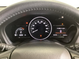真ん中にスピードメーターを配した、見やすい3眼メーターになっています。右側のインフォメーション画面でオドメーターや燃費などの情報を確認できます。