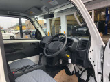 運転席もゆったりすわれます!!