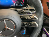 左の操作部ではメインディスプレイの操作。音量のボリュームの変更。電話の応答。事前に登録したお気に入りメニューの呼び出しが可能です。