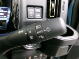 車外の明るさに応じて、自動的にライトの点灯・消灯を行います。