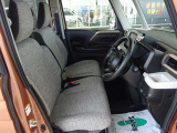 外見からは想像もつかないほど広い車内空間です。ゆったりと座れます。運転席にはシートリフターが付いていますので座高にあわせてドライビングポジションが決められます。