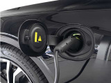 専用コードを接続するだけで簡単に充電が行えます。プラグインハイブリッドモデルRecharge Plug-in hybrid T8 AWDは、走行中の充電のほか、自宅などに設置された充電機器からの充電が可能です。