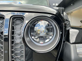 初代JEEP WILLYSからインスピレーションを得た丸目ライトとボクシーなフォルム。ヘッドライト、フロントフォグライト、テールライトにLEDを初採用