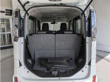 とても広々、大きな開口部の荷室スペースですね。 開口部広々だから、大きな荷物も楽々収納出来ちゃいますね。 荷物スペースは広いほうがいいですよね。