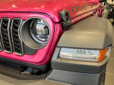 初代JEEP WILLYSからインスピレーションを得た丸目ライトとボクシーなフォルム。ヘッドライト、フロントフォグライト、テールライトにLEDを初採用