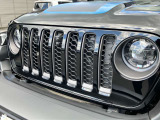 初代JEEP WILLYSからインスピレーションを得た丸目ライトとボクシーなフォルム。ヘッドライト、フロントフォグライト、テールライトにLEDを初採用