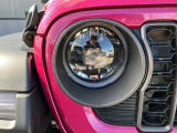 初代JEEP WILLYSからインスピレーションを得た丸目ライトとボクシーなフォルム。ヘッドライト、フロントフォグライト、テールライトにLEDを初採用