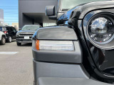 初代JEEP WILLYSからインスピレーションを得た丸目ライトとボクシーなフォルム。ヘッドライト、フロントフォグライト、テールライトにLEDを初採用