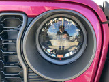 初代JEEP WILLYSからインスピレーションを得た丸目ライトとボクシーなフォルム。ヘッドライト、フロントフォグライト、テールライトにLEDを初採用