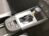 シフトレバーはフロアにあり、ストレートタイプですので楽々安心です♪電子パーキングブレーキになっていて、ホールド機能も付いていますので、停止すれば自動的にパーキングブレーキがかかるので渋滞時なども楽々♪