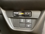 Hondaセンシング用の、VSA(ABS+TCS+横滑り抑制)解除のメインスイッチなどはハンドルの右側に装備しています。その上には、ETC2.0がついています。高速道路の料金所の通過も楽々です。