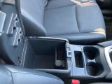 運転席横にはドリンクホルダーもございます。エアコンの冷風を温風をあてることができるので保温UP