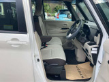 運転席・助手席の間には肘置きがあるので、ゆったり運転できます!