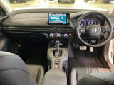車内は光触媒抗菌消臭施工済です。スタイリッシュなデザインでスポーティなインパネ周りを演出します。グローブボックスやカップホルダーのほかにトレーなどたくさんの収納スペースが付いています。