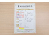 【車両検査証明書】店頭にて、クルマの状態が一目で分かる査証明書を公開中。トヨタ認定検査員が厳しく検査し、状態を点数と図解で表示しています。修復歴はもちろん、傷やヘコミの箇所や程度がご確認いただけます。