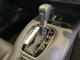 CVT車のセレクトレバーです。低速から高速まで、変速ショックのないスムーズな走りと、エンジン効率のよい領域を維持して燃費にも貢献します。