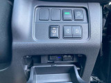 運転席右側には各種スイッチ、両側オートスライドドアの自動開閉のスイッチがあります!