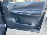運転席ドア内側は乗り降り頻度が多いため多少のキズ等がつきやすくなっておりますがキレイな状態です