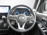 ステアリングハンドルです。オーディオコントロールスイッチが付いて運転中でも手元でオーディオの操作が出来て便利ですよ。