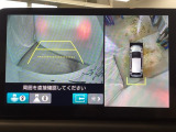 マルチビューカメラシステム搭載車です。お車の周囲を全方位でカバーします。後方・前方・両脇と、コンディションが悪い視界でもカラーモニターに映し出した映像がドライバーをサポートします。