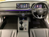 車内は光触媒抗菌消臭施工済です。インパネ周りはスタイリッシュなデザインで機能や装備も充実しています。グローブボックスやカップホルダーのほかにトレーなどたくさんの収納スペースが付いています。
