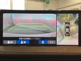 マルチビューカメラシステム搭載車です。お車の周囲を全方位でカバーします。後方・前方・両脇と、コンディションが悪い視界でもカラーモニターに映し出した映像がドライバーをサポートします。