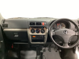 車内は光触媒抗菌消臭施工済です。インパネ周りはスタイリッシュなデザインで機能や装備も充実しています。グローブボックスのほかにトレーなどたくさんの収納スペースが付いています。