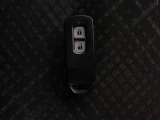 スマートキーを装備しています。鍵を差し込むことなくドアロックの開け閉めと、スタートボタン操作でのエンジンスタートができます。
