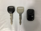 キーレスエントリー付きです。ドアの開け閉めの際に、ボタン操作でキーの差し込み不要です。通常のキーもスペアとして用意しております。