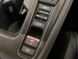 スポーツ・ノーマル・コンフォートの3つの異なるドライブモードスイッチ付きで、電子制御パーキングブレーキです。停車した地点の傾斜などをシステムが検知・判断してブレーキ力を自動的に最適制御します。