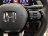 ハンドルにHondaセンシング系のクルーズコントロールやレーンキープアシストなどのスイッチと、オーディオの操作スイッチが装備されています。ハンドルから手を離さず安全に操作できます。