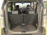 開口部も広く荷物の積み下ろしもしやすいお車となっております。シートを前方にスライドさせれば、さらに荷室を広げられます。また、床下にも収納スペースがあります。