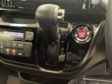 CVT車のセレクトレバーです。低速から高速まで、変速ショックのないスムーズな走りを実現するとともに、エンジン効率のよい領域を維持することで燃費にも貢献します。