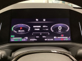 ハイブリット車専用のメーターです。右側の大型スピードメーターに加え、ステアリングスイッチを使って左右のマルチインフォメーション・ディスプレイで燃費や動力伝達などの情報が見れるようになっています。