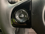 ステアリングスイッチがついていますので、オーディオのチャンネル変更、ボリューム、ジャンル変更が操作可能です。ハンドルから手を離さず安全に操作できます。