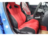 【運転席】ブラックを基調としたインテリアにレッド/ブラックのヘッドレスト一体型シート。シートリフターで座面の高さを調整可能です。フロアマット付です。