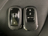 スマートキーを装備しています。鍵を差し込むことなくドアロックの開け閉めと、スタートボタン操作でのエンジンスタートができます。ボタン操作でトランクが開けられる電動テールゲートのボタンもついています。