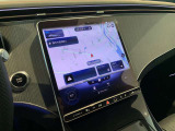 「ハイ、メルセデス」と車に話しかけるだけで起動。「少し暑い」など普段の会話のように話しかけるかけるだけで温度調節が可能です。