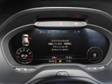 重厚感と安定感があり、同時にダイナミックさも備えるAudiの走り。機能やデザインが革新的なメーター。