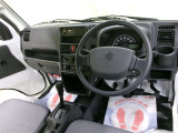インパネはシンプルなデザイン。運転し易そう!!