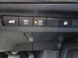 ◆リモコンオートバックドア◆運転席からもリアゲートオープンできます。またインテリジェントキーを身につけていれば、リヤバンパーの下に足先を入れて引くだけでドアが開きます!